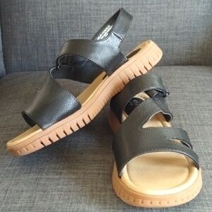 Sofft Black and Tan Platform Sandals with Ergonomic Sole